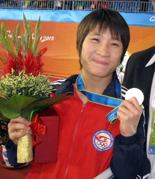 Sự kiện thể thao trong nước đáng ý nhất tuần qua là việc đô vật Nguyễn Thị Lụa đã tạo nên kỳ tích khi giành tấm HCB ở hạng cân 48 kg tại vòng loại Olympic 2012 khu vực châu Á diễn ra ở Kazakhstan. Thành tích này đã giúp cô chính thức đoạt vé trực tiếp đến Olympic London 2012 vào mùa hè này. (ảnh ThethaoHCM)
